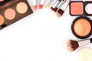 een verzameling borstel-, make-up- en cosmetische schoonheidsproducten foto