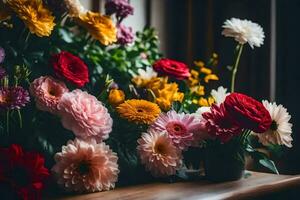 een bundel van bloemen Aan een tafel in voorkant van een venster. ai-gegenereerd foto