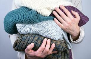 Mannen handen houden warm gebreid truien. warm winter kleren. seizoensgebonden kleren. selectief focus. foto