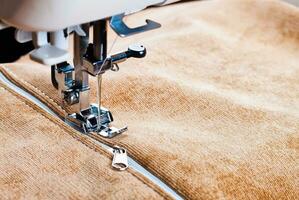 modern naaien machine perser voet en rits foto