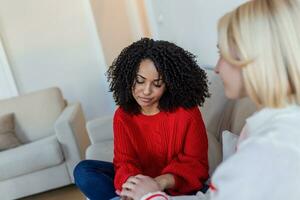 openhartig verschillend meisjes het beste vrienden omarmen staand binnenshuis, dichtbij omhoog tevreden Dames gezicht genieten inschrijving moment gemist blij naar zien elk andere na lang scheiding, vriendschap warm relaties concept foto