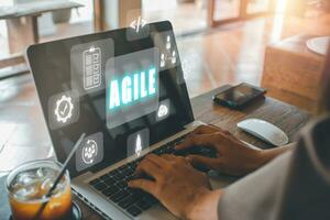 behendig ontwikkeling methodologie concept, bedrijf persoon hand- typen toetsenbord met vr scherm behendig icoon Aan kantoor, technologie concept. foto