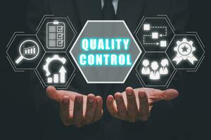 kwaliteit controle concept, zakenman hand- Holding kwaliteit controle icoon Aan virtueel scherm. foto