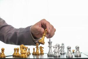 jong zakenman planning winnend schaak Actie in spel van schaak vertegenwoordigen geslaagd en zegevierend bedrijf pad. schaak concept vertegenwoordigen strategisch bedrijf strategie naar bereiken zege. foto