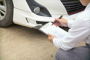 verzekering agenten ontmoeten met klanten wanneer ongevallen optreden naar inspecteren schade en document verzekering claims snel. concept van auto verzekering agenten naar dringend inspecteren schade voor klanten. foto