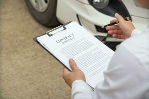 verzekering agenten ontmoeten met klanten wanneer ongevallen optreden naar inspecteren schade en document verzekering claims snel. concept van auto verzekering agenten naar dringend inspecteren schade voor klanten. foto