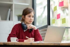 Aziatisch vrouw leerling studie online in klas, studie online, vervelend koptelefoon, aan het kijken video telefoongesprek, zoomen, gelukkig Aziatisch vrouw aan het leren taal online met computer laptop. foto