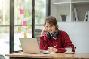 Aziatisch vrouw leerling studie online in klas, studie online, vervelend koptelefoon, aan het kijken video telefoongesprek, zoomen, gelukkig Aziatisch vrouw aan het leren taal online met computer laptop. foto