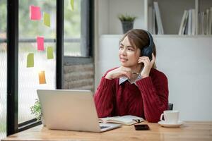 Aziatisch vrouw leerling studie online in klas, studie online, vervelend koptelefoon, aan het kijken video telefoongesprek, zoomen, gelukkig Aziatisch vrouw aan het leren taal online met computer laptop. foto