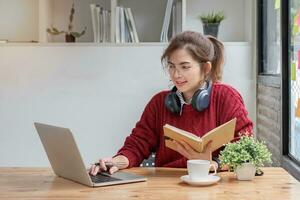 Aziatisch vrouw leerling studie online in klas, studie online, vervelend koptelefoon, aan het kijken video telefoongesprek, zoomen, gelukkig Aziatisch vrouw aan het leren taal online met computer laptop. foto