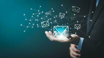 zakenman hand- Holding e-mail icoon brief Aan een tintje scherm koppel, virtueel post- envelop, concept van spam e-mail, internet en netwerken, contact ons nieuwsbrief e-mail en beschermen uw persoonlijk. foto