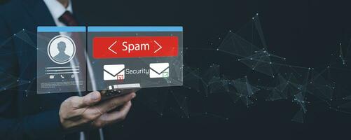 e-mailconcept met laptop spam en virus computermonitor internetbeveiligingsconcept, zakenman die elektronische post leest met een laptop. spam, junk en e-marketing op het scherm, pop-upwaarschuwing voor spam-e-mail. foto