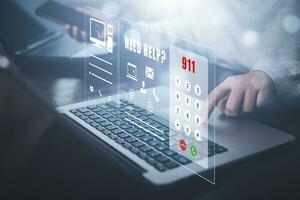 Sos met noodgeval app concept, bedrijf mensen gebruik makend van een laptop en tintje bar noodgeval app Bij huis, telefoontje telefoon, babbelen bericht icoon, noodgeval toepassing van smartphone voor ouderen, telefoontje voor helpen foto