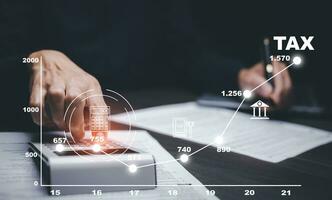 concept van belasting betaling optimalisatie bedrijf financiën, kerel gebruik makend van rekenmachine en belastingen icoon Aan technologie scherm, inkomen belasting en eigendom, achtergrond voor bedrijf, individuen en bedrijven zo net zo vat foto