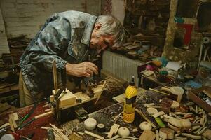 hout snijwerk artiest werken Aan maken een model- van een houten speelgoed, een handgemaakt houten zeil schip foto