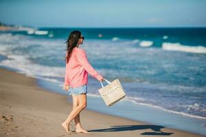 jong gelukkig vrouw Aan de strand in Florida foto