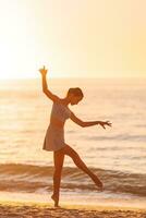 mooi tiener meisje Aan de strand gedurende zomer vakantie foto