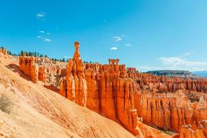 natuur tafereel tonen mooi ongelukken, pinakels en torenspitsen rots formaties inclusief beroemd thor hamer in Utah, Verenigde staten. foto