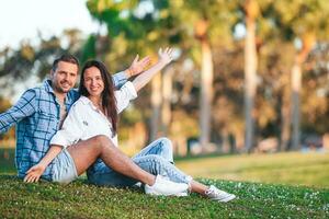 familie van twee in de park Aan zomer dag buitenshuis foto