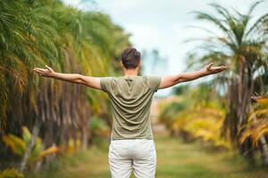 een Mens staand in voorkant van palm bomen foto