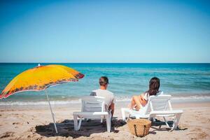 jong paar Aan wit strand gedurende zomer vakantie foto