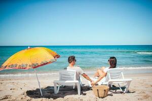 jong paar Aan wit strand gedurende zomer vakantie foto