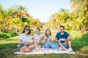 familie samen buitenshuis foto