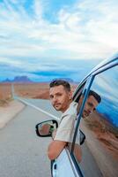 jong Mens reizen door auto in beroemd monument vallei in Utah foto