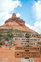 beroemd klok rots in sedona in Arizona rood rots land, Verenigde Staten van Amerika. familie klaar voor hun spoor Aan beroemd klok rots foto