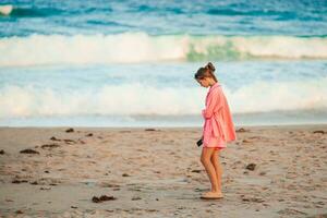 gelukkig jong meisje genieten tropisch strand vakantie foto