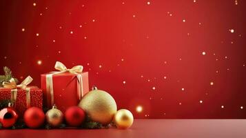 Kerstmis geschenk doos, ballen, sneeuw, Kerstmis decoratie, nieuw jaar banier, rood achtergrond met kopiëren ruimte foto