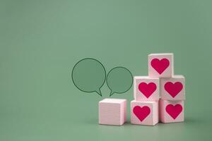 roze icoon van hart vorm Aan roze hout blok met Aan leeg hout blok met leeg toespraak bubbel. foto