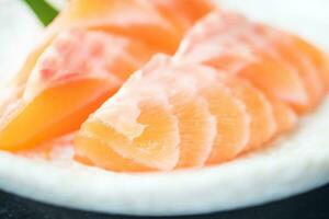 rauw Zalm plak of Zalm sashimi in Japans stijl vers foto