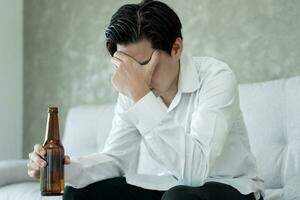 depressief jong bedrijf Mens verslaafd gevoel slecht drinken whisky alleen Bij huis, benadrukt gefrustreerd eenzaam drinken alcohol lijdt van problematisch likeur, alcoholisme, leven en familie problemen foto