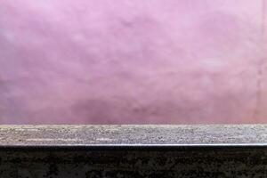 blanco ruimte metaal bord voor Product Scherm tegen wazig roze muur backdrop foto
