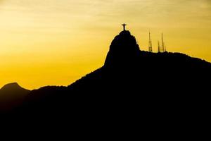 silhouet van Christus de Verlosser met een prachtige zonsondergang foto