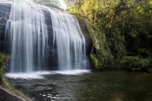 zeven watervallen waterval in serra da bocaina in sao paulo. foto