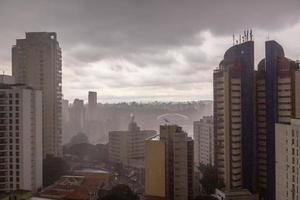 zware regen in het centrum van Sao Paulo, Brazilië foto