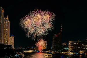 vuurwerk op de rivier in de donkere lucht foto