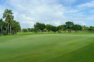 visie van golf Cursus met zetten groen, golfen Cursus met een rijk groen grasmat en mooi landschap foto
