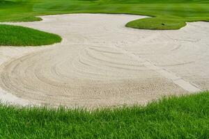 golf Cursus zand pit bunker esthetisch achtergrond, gebruikt net zo obstakels voor golf wedstrijden voor moeilijkheid en vallend uit de Cursus voor schoonheid foto