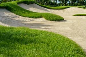 golf Cursus zand pit bunker esthetisch achtergrond, gebruikt net zo obstakels voor golf wedstrijden voor moeilijkheid en vallend uit de Cursus voor schoonheid foto