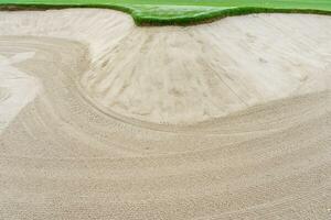 golf Cursus zand pit bunker esthetisch achtergrond, gebruikt net zo obstakels voor golf wedstrijden voor moeilijkheid en vallend uit de Cursus voor schoonheid foto