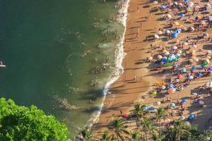 rood strand gezien vanaf de top van de urca-heuvel in rio de janeiro, brazil foto