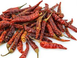 vers en droog rood heet Chili paprika's Aan een wit achtergrond foto