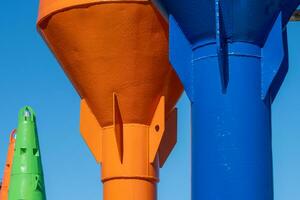 blauw en oranje zee boei Aan een blauw lucht achtergrond foto