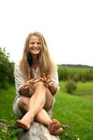 jong natuurlijk mooi vrouw Aan groen natuur achtergrond foto