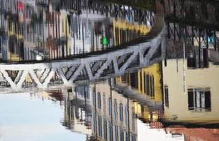 milano naviglio weerspiegeling in het water foto