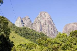 uitzicht op de drie toppen van nieuwe fribourg in rio de janeiro, brazil