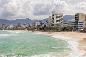 arpoador strand leeg tijdens de coronavirus pandemie in Rio de Janeiro, Braziliëiro foto